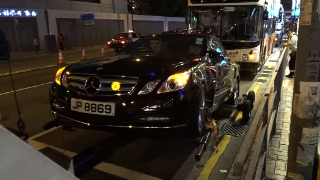 灣仔巴士與私家車撞十一人輕傷