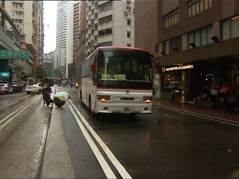 旅遊巴灣仔輾斃過路老婦　司機被捕