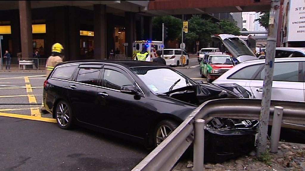 灣仔兩私家車相撞七人受傷