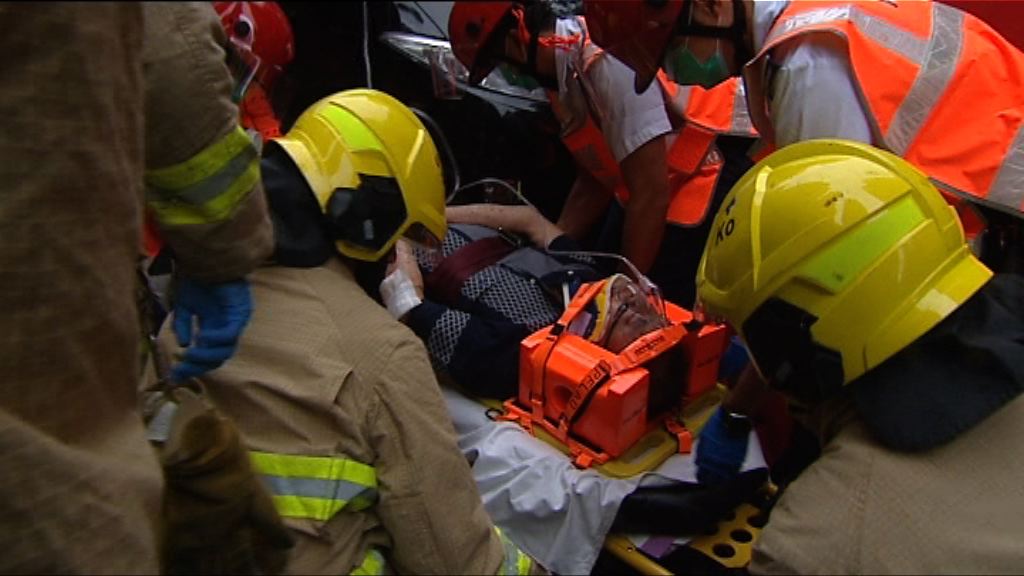 西環一名長者遇車禍被困車底受傷