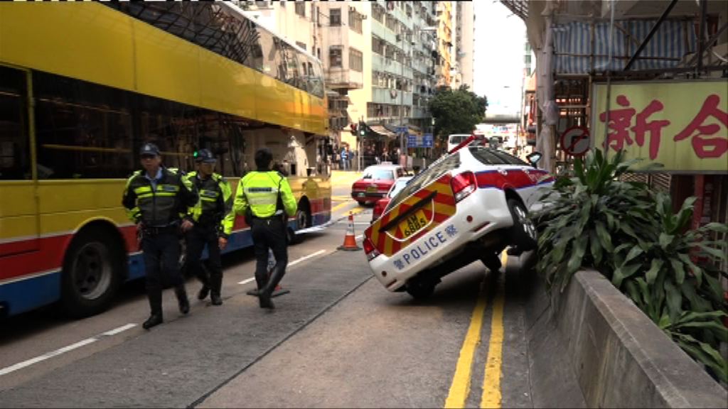 西區警車與兩的士相撞剷上石壆