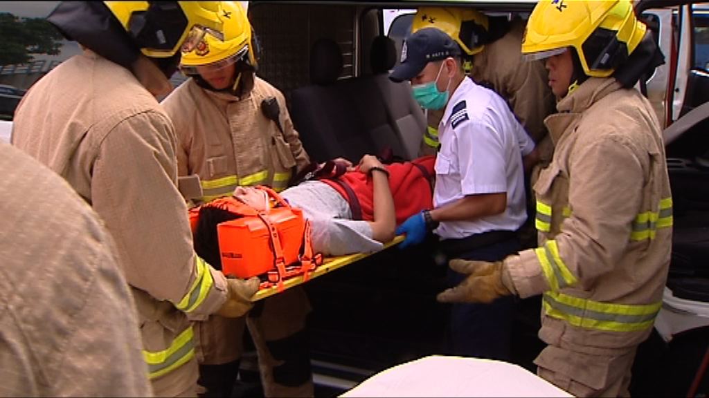 西區有客貨車與的士相撞六人傷