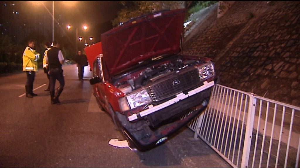 黃大仙的士與私家車相撞三人傷