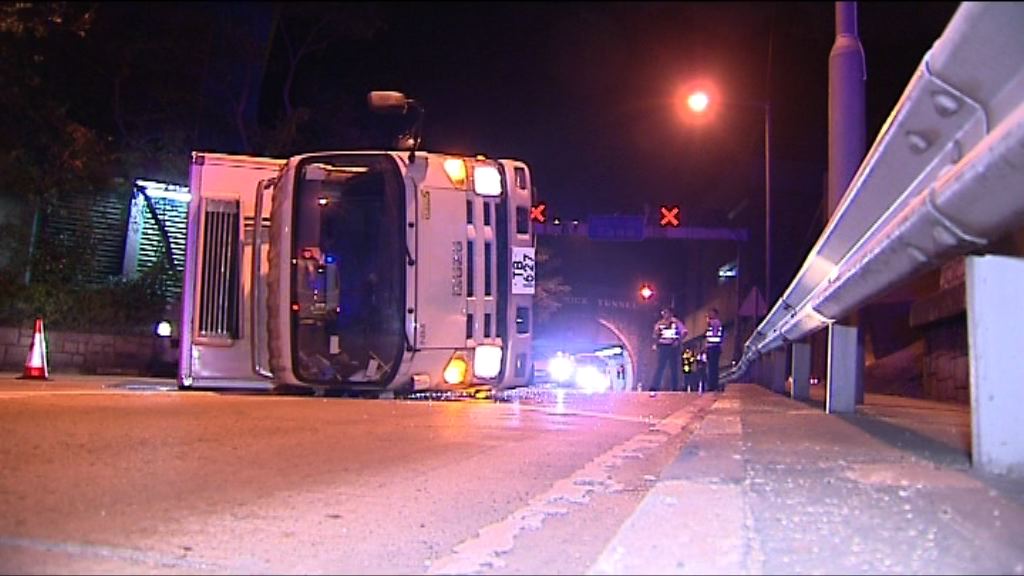 貨車獅隧出口撞壆翻側一人傷