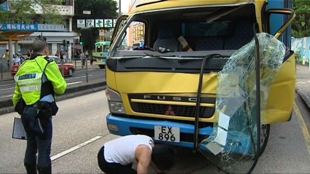 新蒲崗貨車與小巴相撞4傷