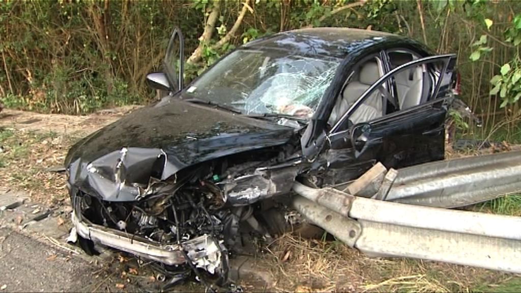 私家車青朗公路失事撞壆釀三傷