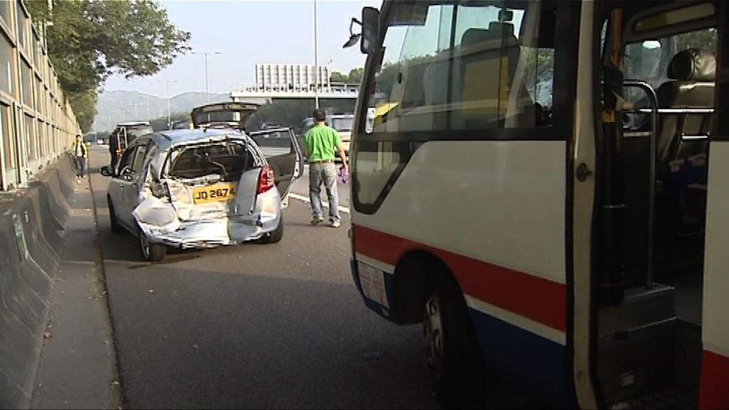 元朗公路三車撞20人輕傷