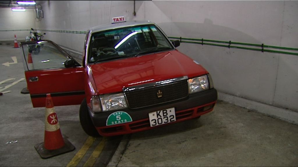 的士司機疑駕駛時暈倒撼牆