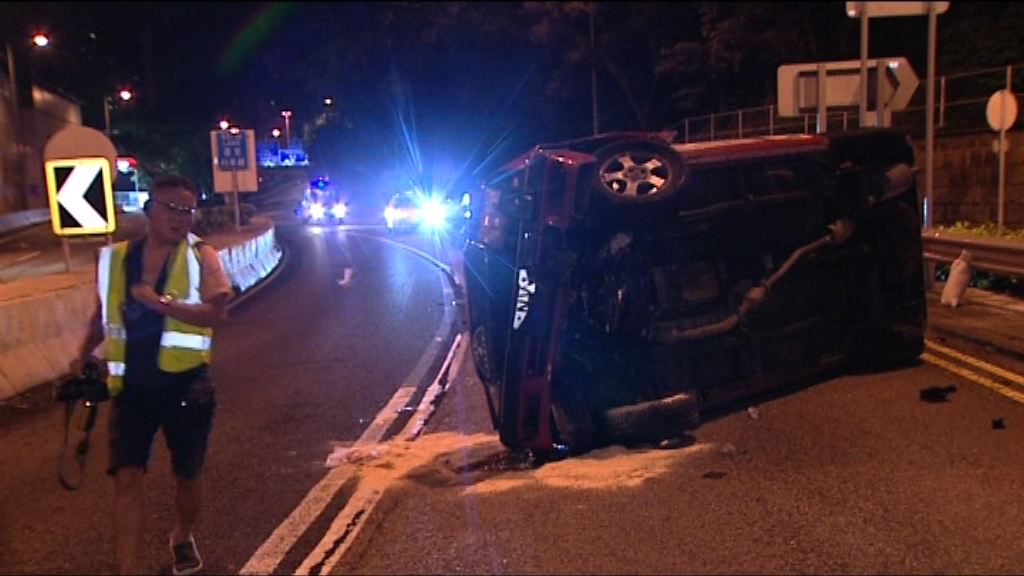 油麻地的士撞壆翻側司機傷