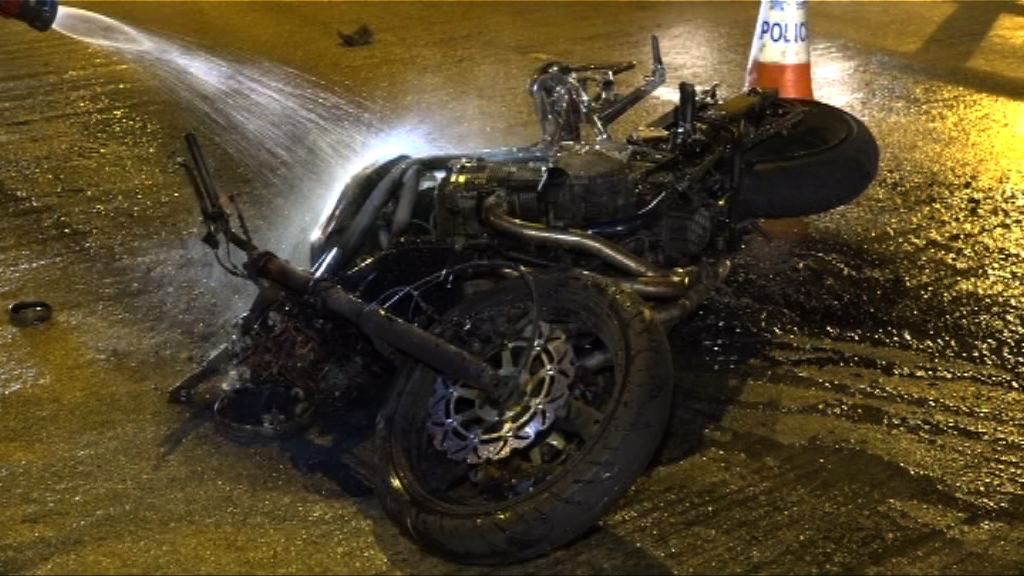 油麻地電單車與私家車相撞焚毀