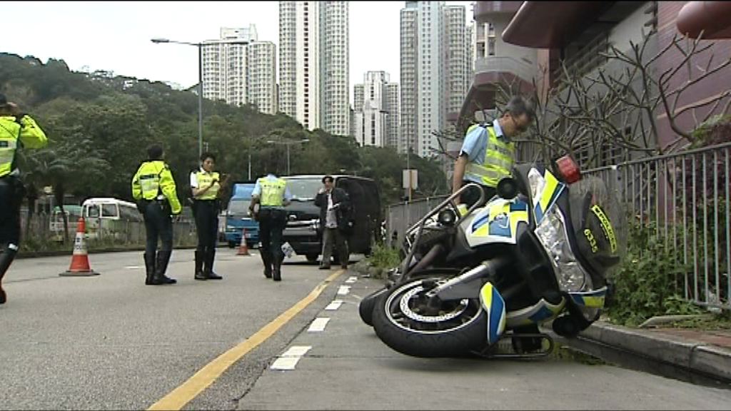 油塘客貨車與警察電單車相撞兩傷
