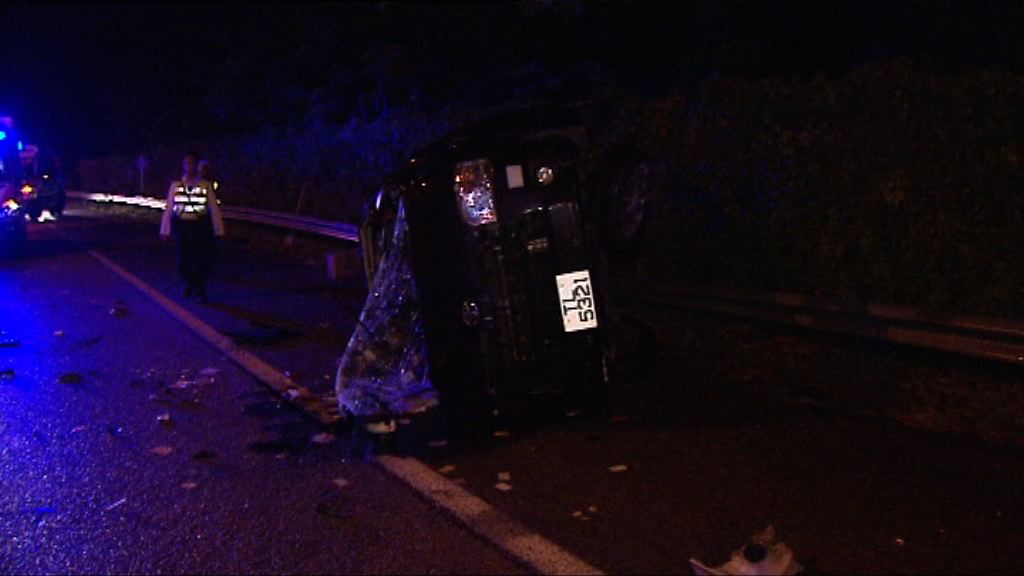 八鄉客貨車撞欄翻側四人傷