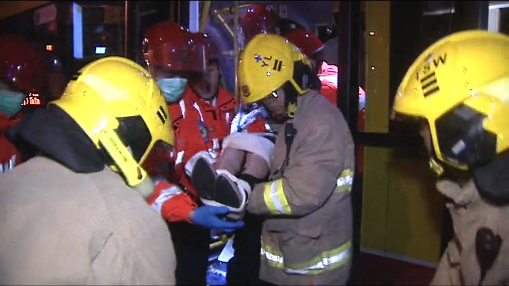 元朗公路三車相撞70傷