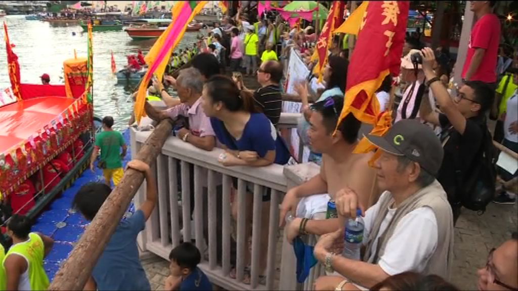大澳龍舟遊涌　大批市民遊客圍觀