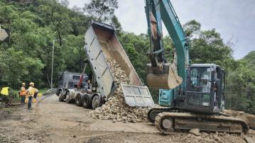 新娘潭路山泥傾瀉路段　路政署料晚上重開北行車線