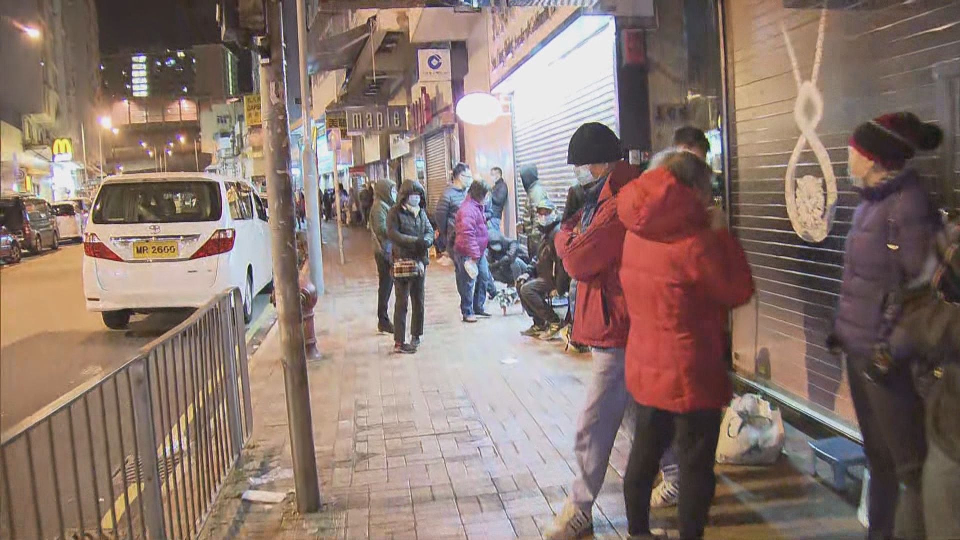 大圍有藥房預告售口罩　過百人清晨排隊