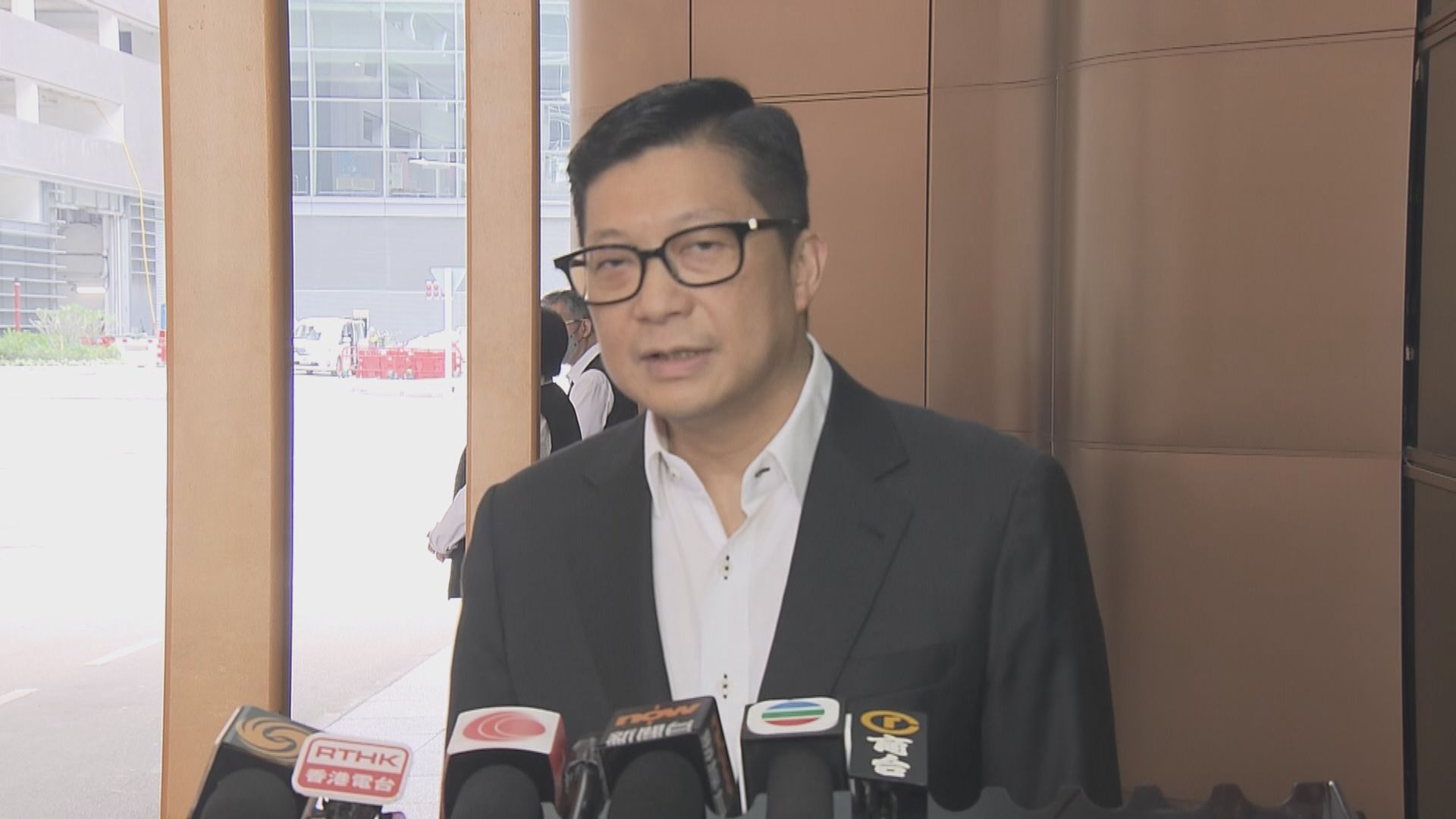 鄧炳強率六紀律部隊首長訪京 