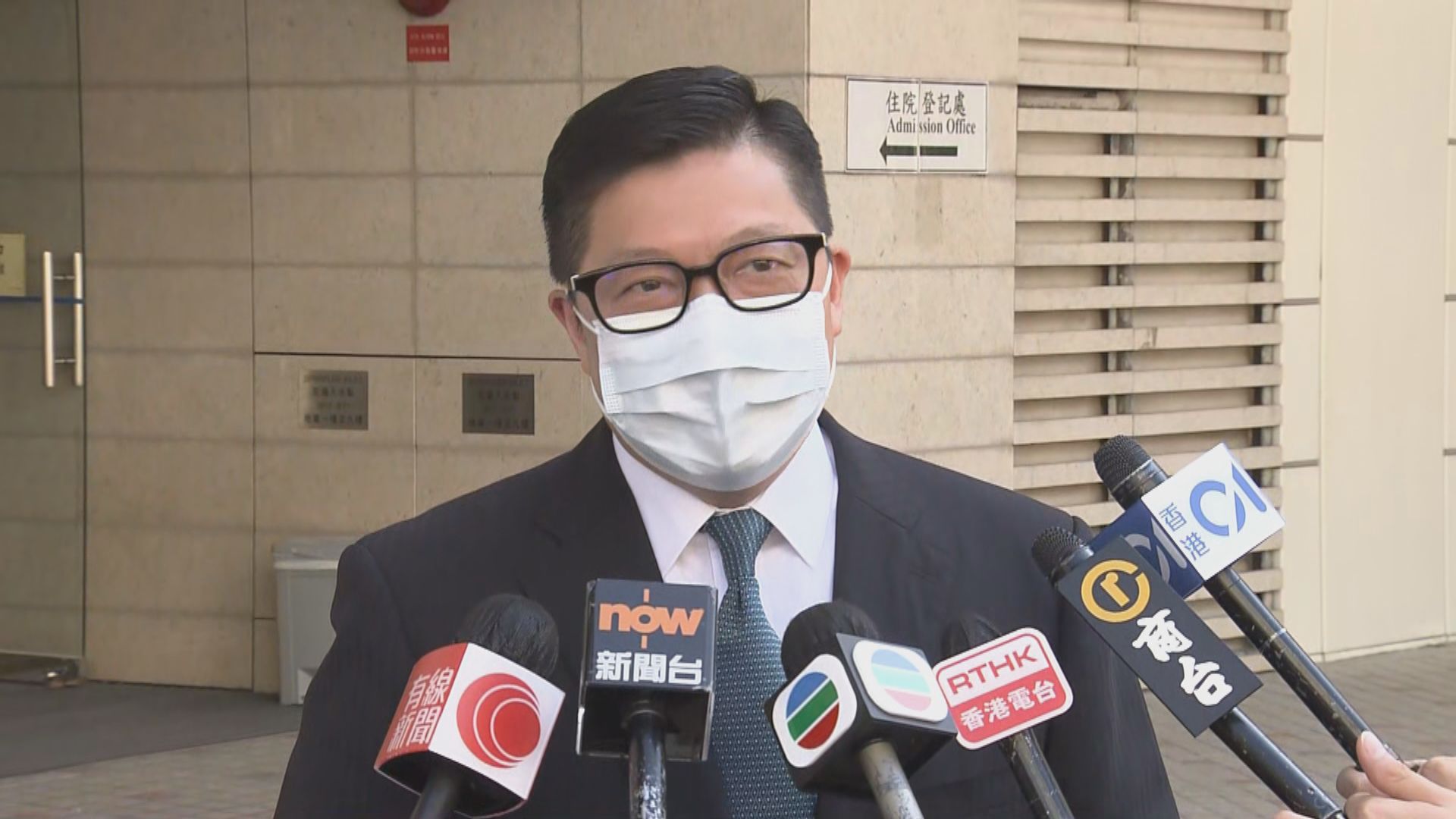 鄧炳強左手手肘受傷發炎曾到醫院放膿　完成檢查離開醫院