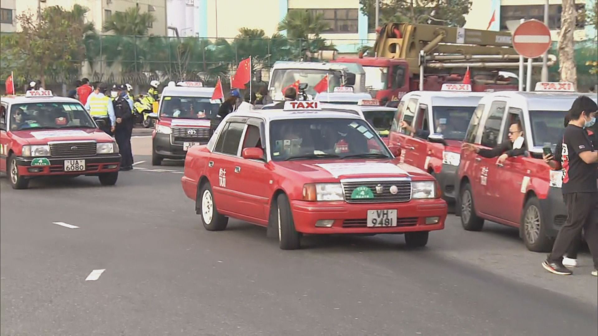 一批的士巡遊港九賀新一屆立法會產生