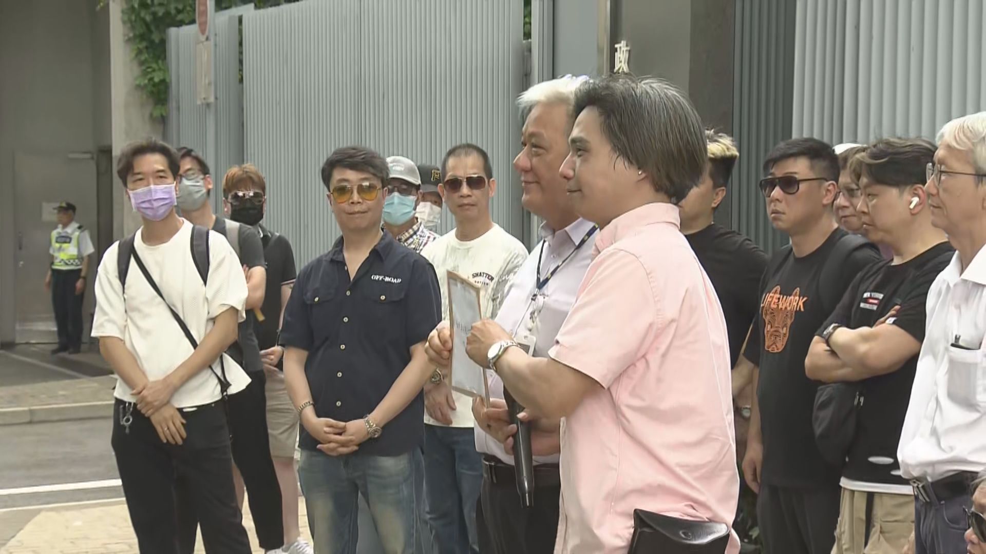 政府關注非法「白牌車」　的士車主請願促立即取締