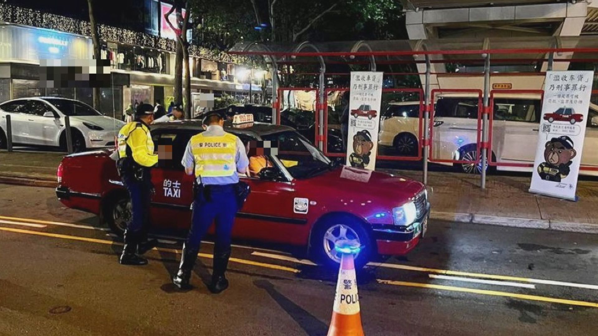 警方於尖沙咀打擊的士違規行為 向4名違例司機發傳票
