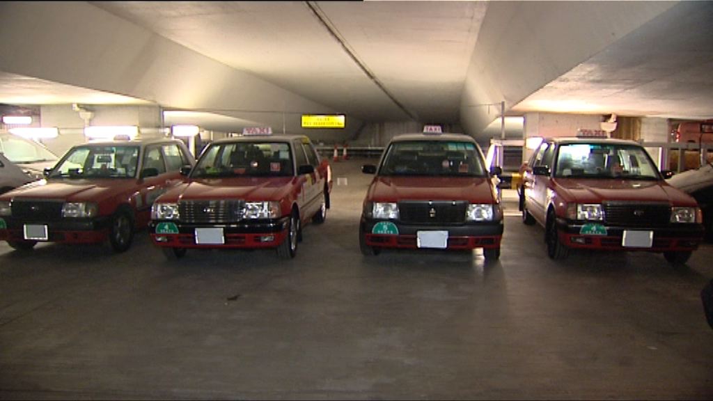 警方打擊的士濫收車資拘四人