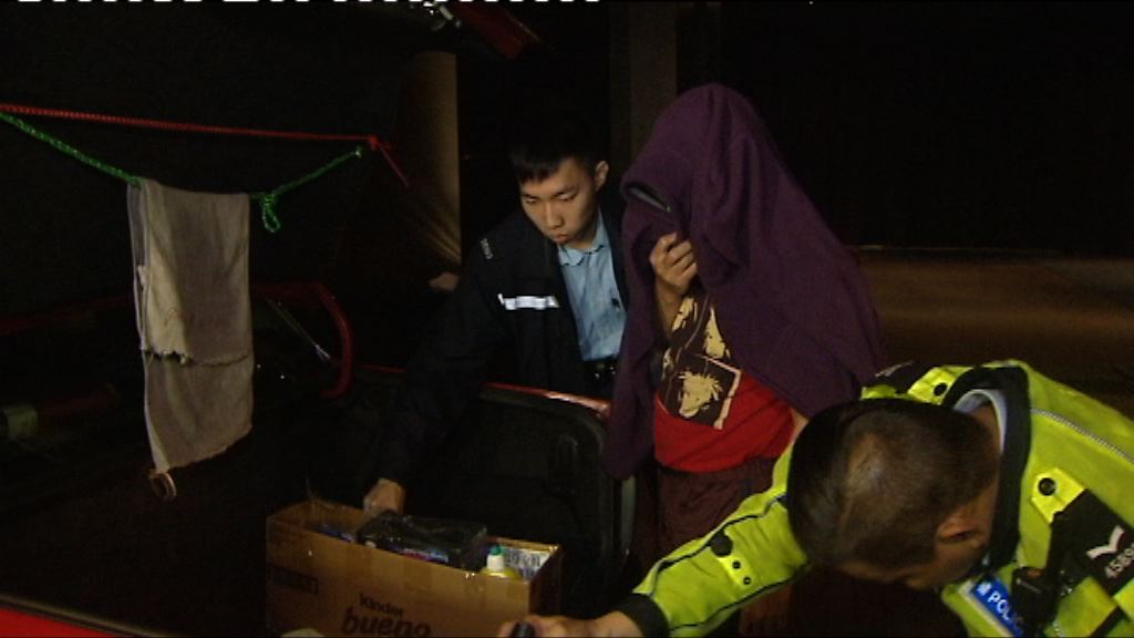 警方打擊的士濫收車資拘兩司機