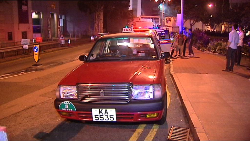 的士司機涉濫收車資金鐘被捕