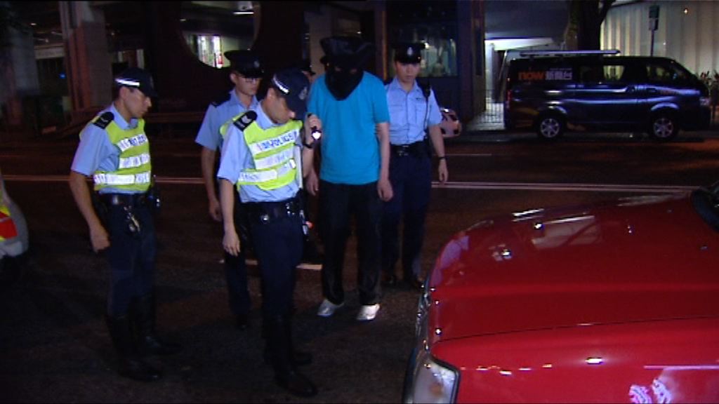 警方打擊的士濫收車資拘一司機