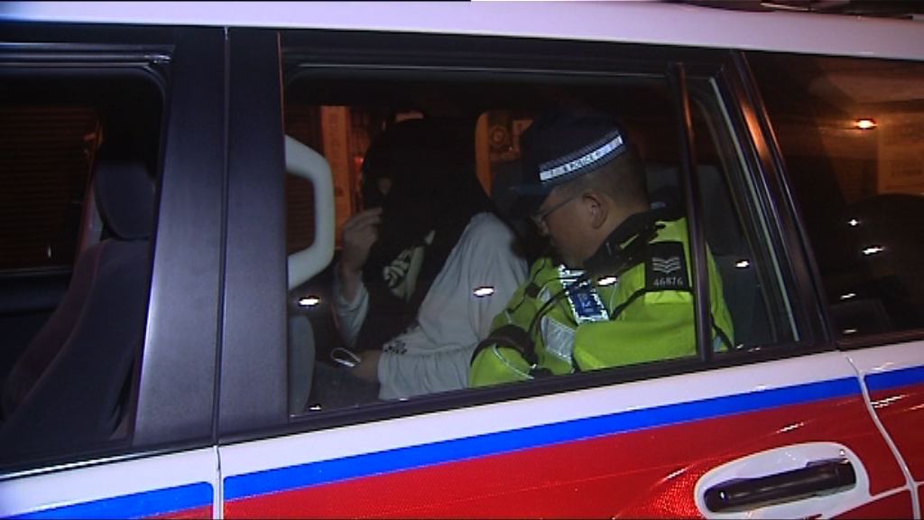 警方打擊的士濫收車資拘兩司機