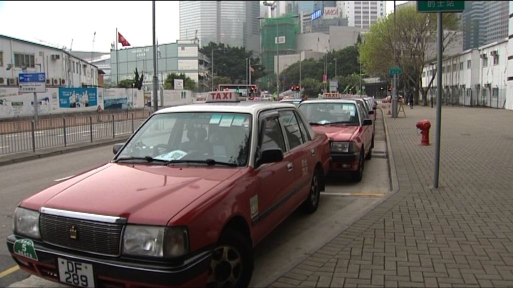 五百的士包圍政總立會抗議專營方案