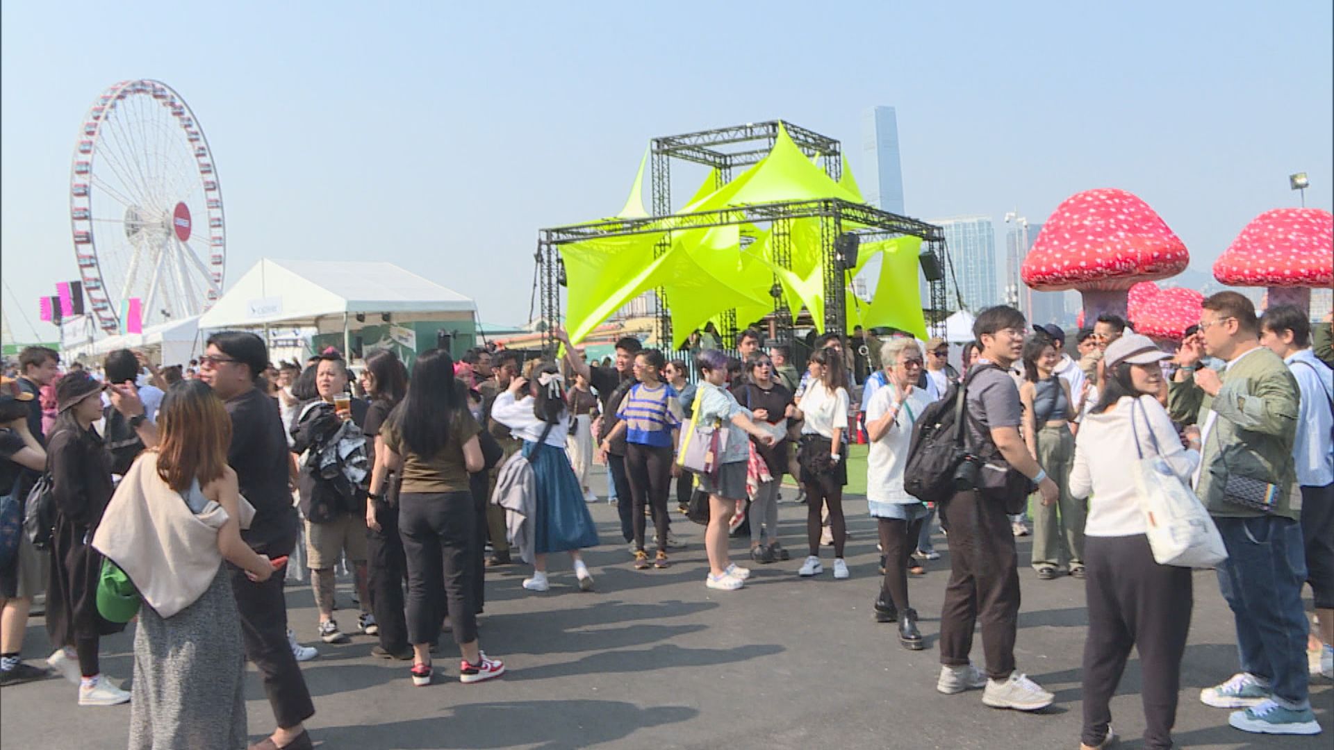 撤口罩令後首辦大型音樂節　新加坡遊客：香港有本地特色