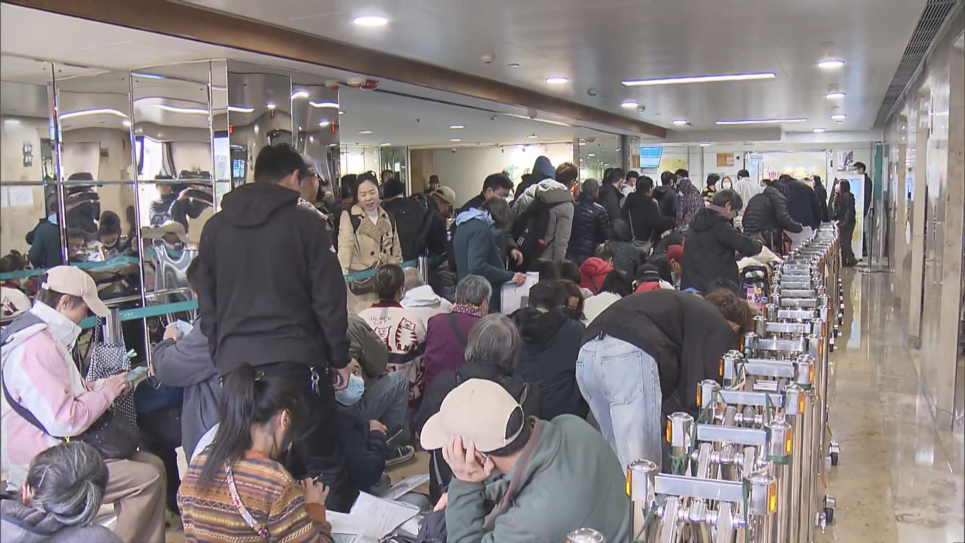 運輸署未有如期推免試換證網上預約　金鐘近百人通宵排隊取籌