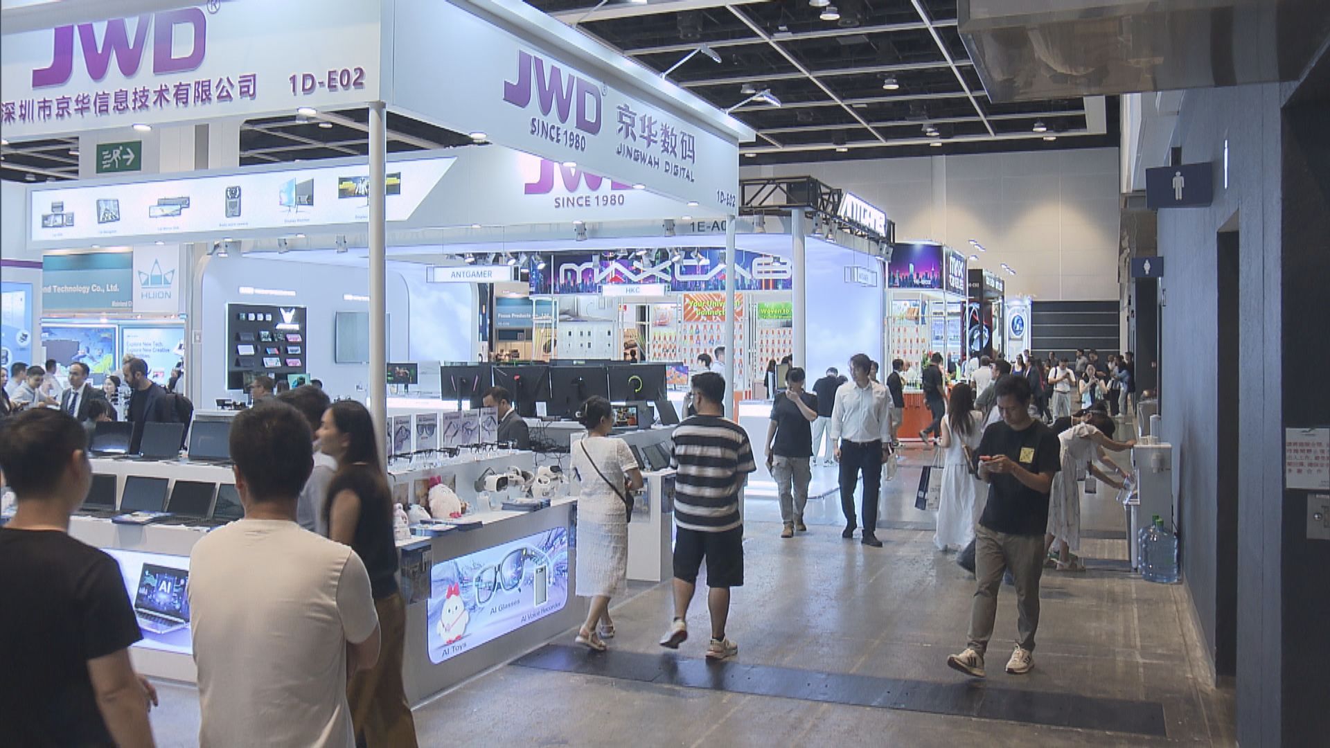 秋季電子產品展一連四天會展舉行　馬時亨與參展機械人互動