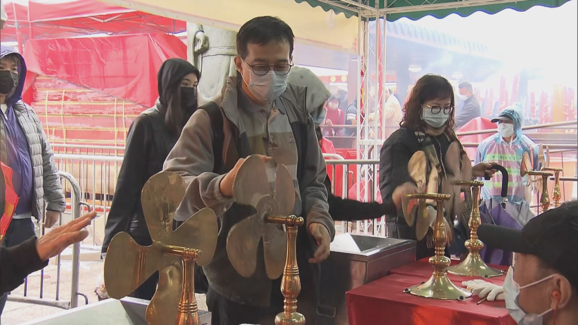 有市民專程到車公廟祈求新型冠狀病毒早日遠離香港