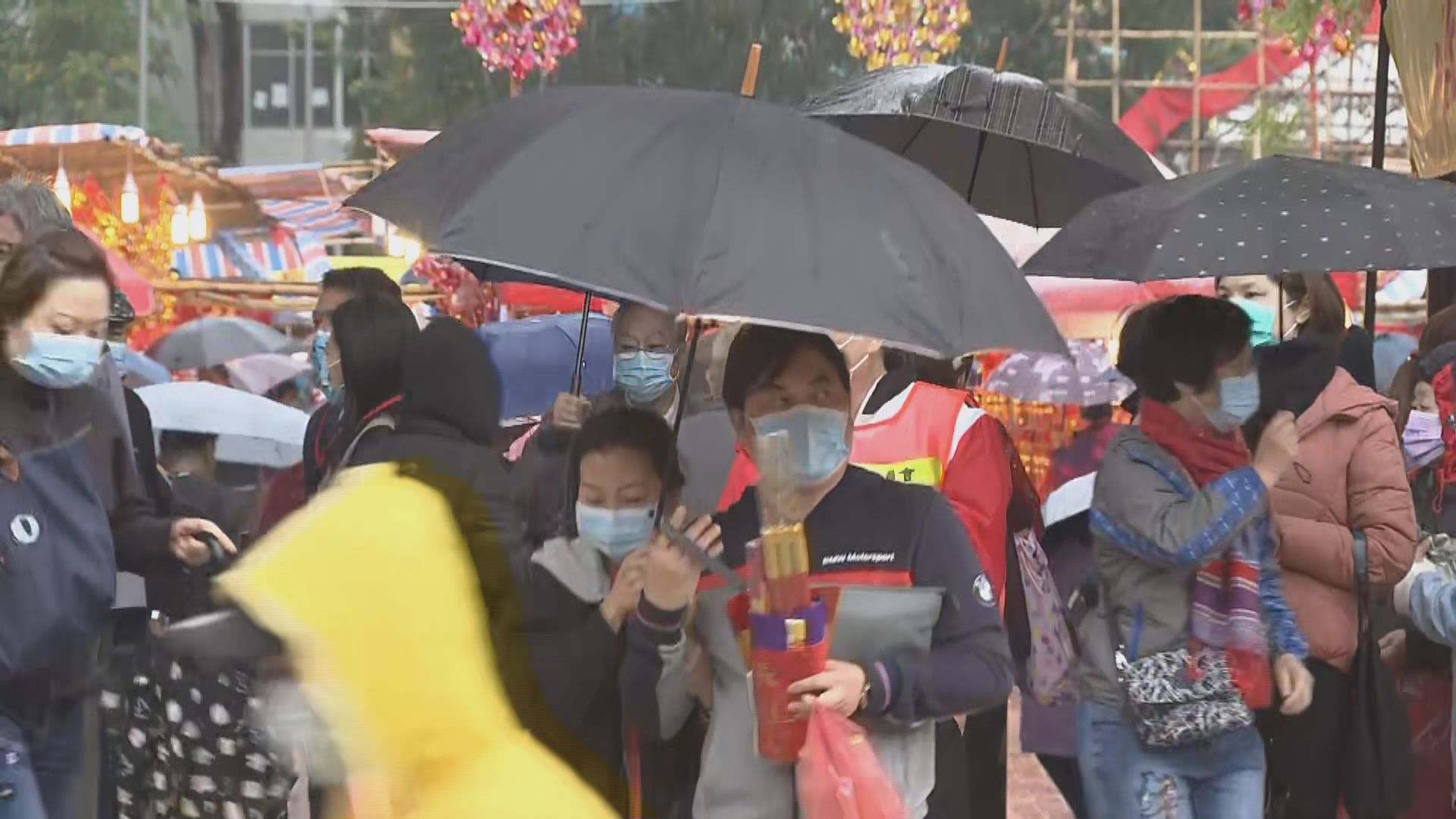 不少善信戴上口罩到車公廟參拜祈福