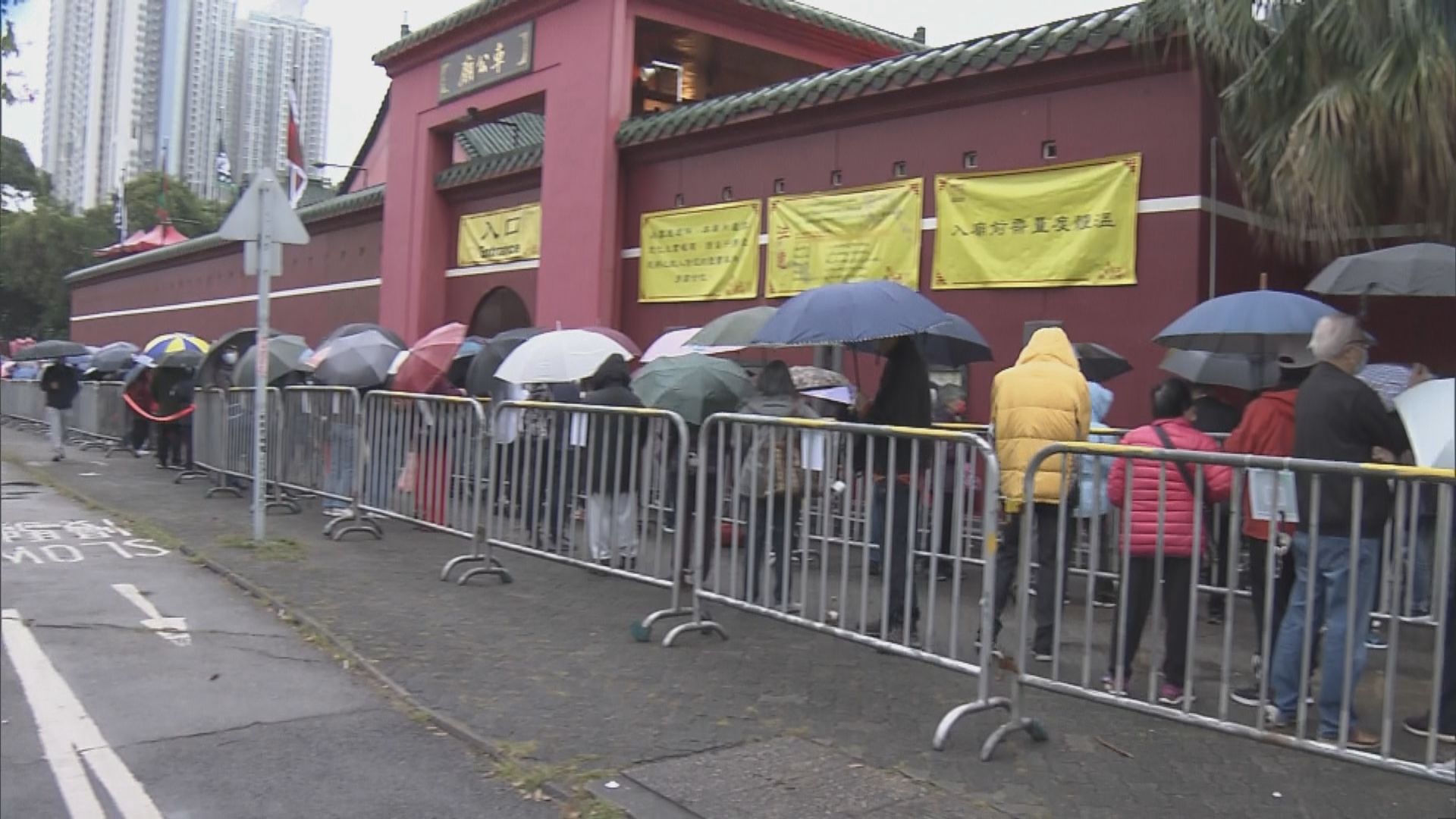 車公誕市民冒雨入廟上香祈福