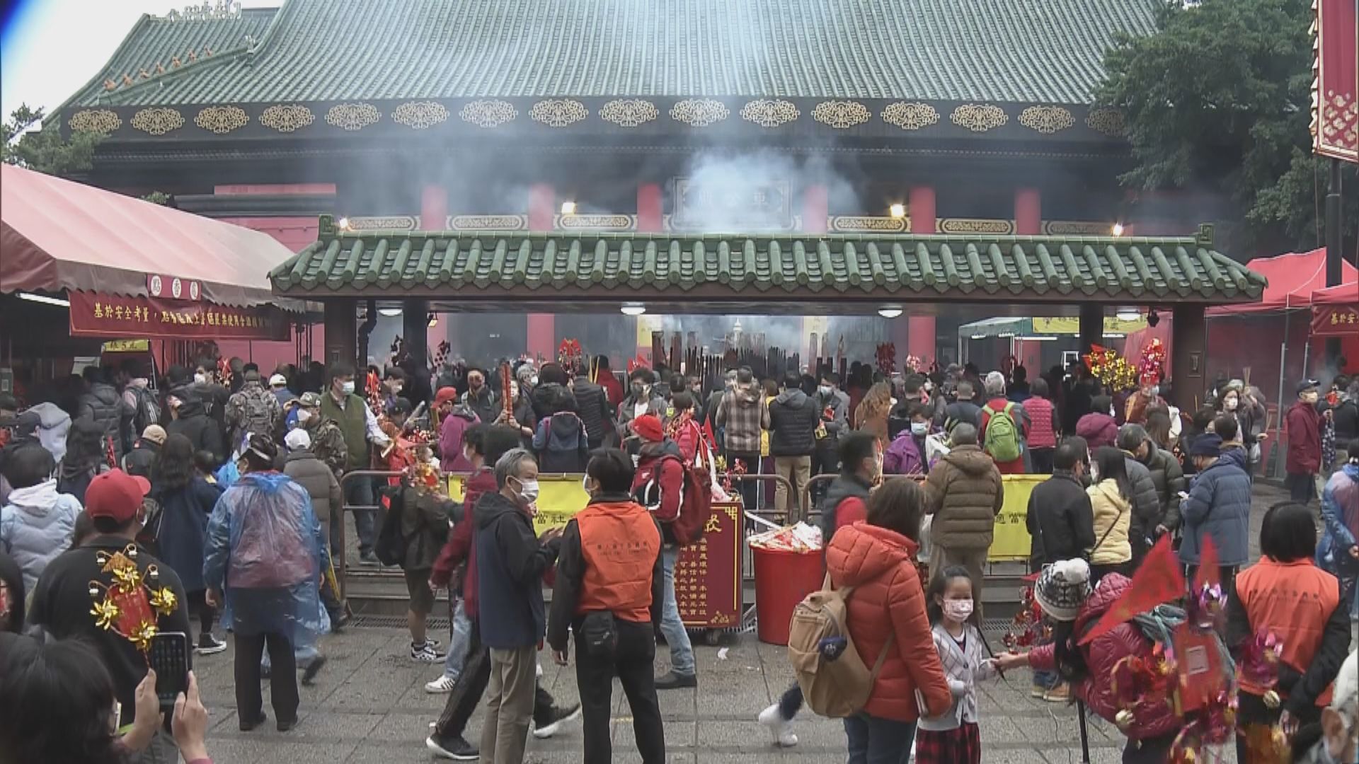 車公誕市民冒雨入廟上香祈福求疫情快過