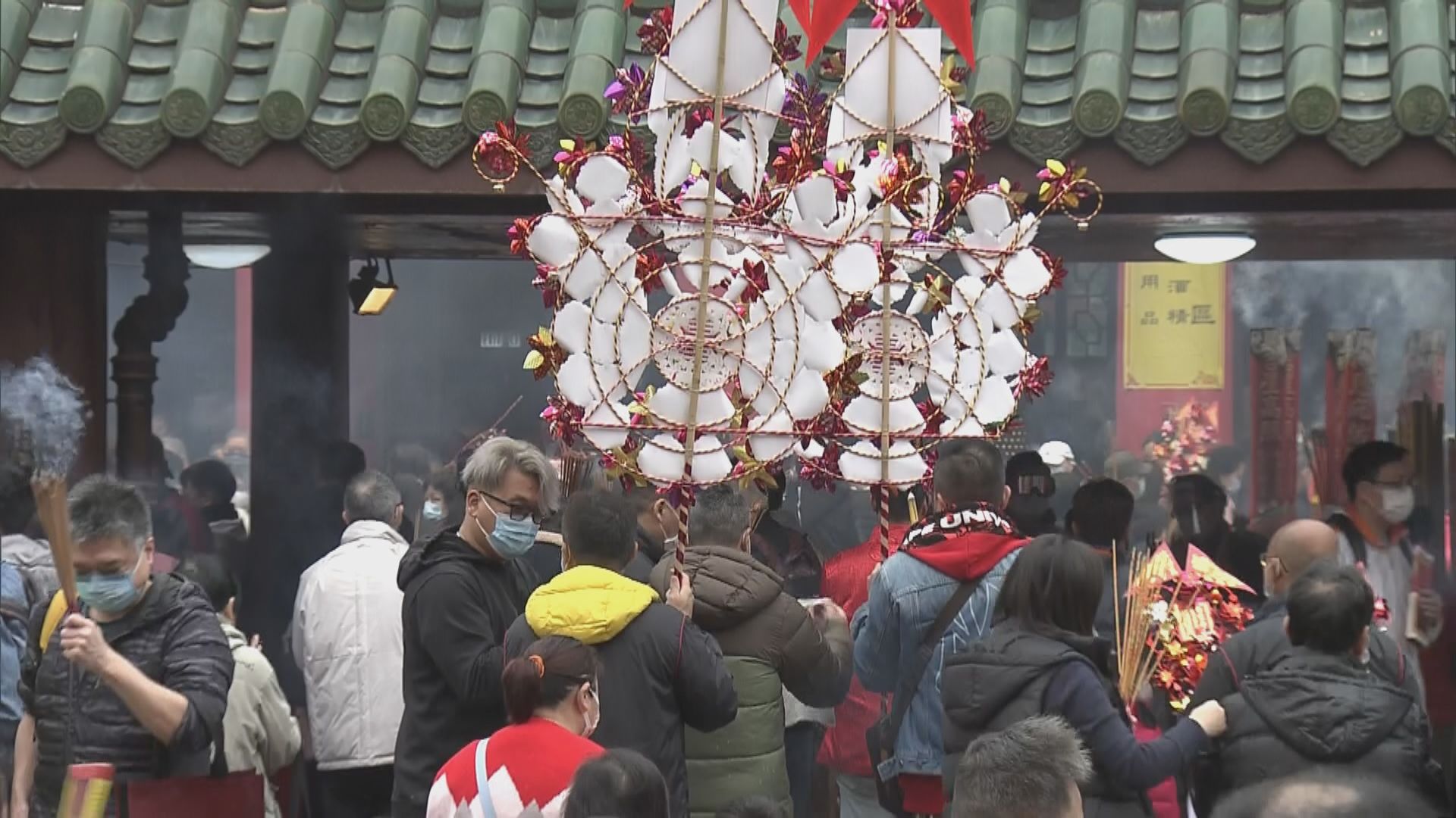 車公廟外大排長龍輪候入廟參神祈福