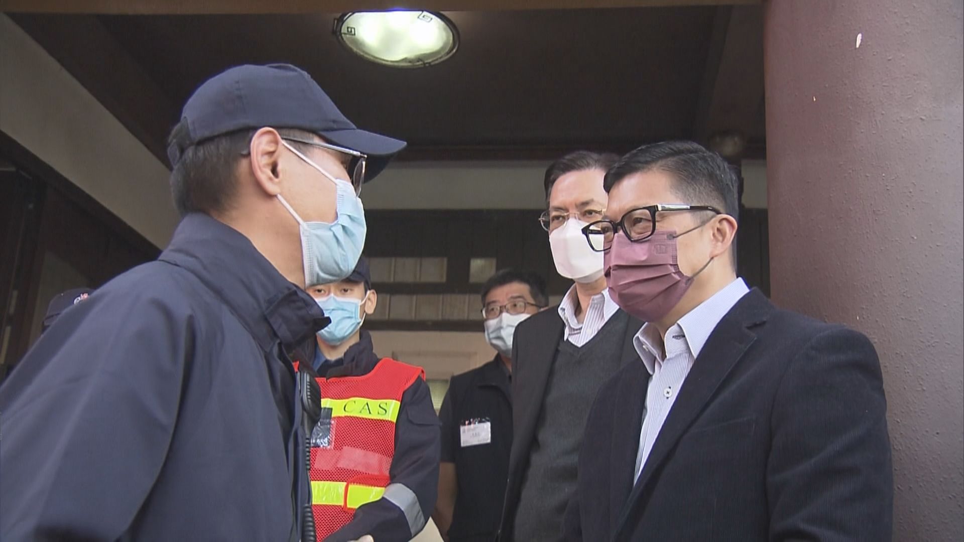 鄧炳強到車公廟探訪值勤的紀律部隊