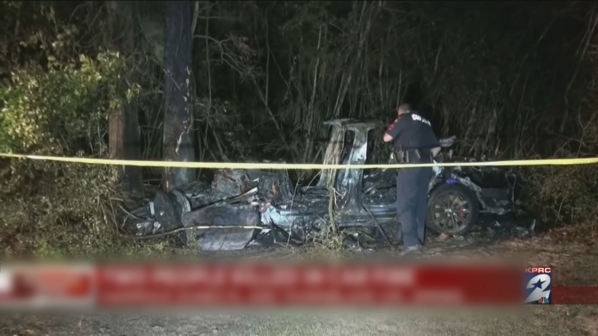 Tesla疑啟動無人駕駛後失控撞樹起火　兩人亡