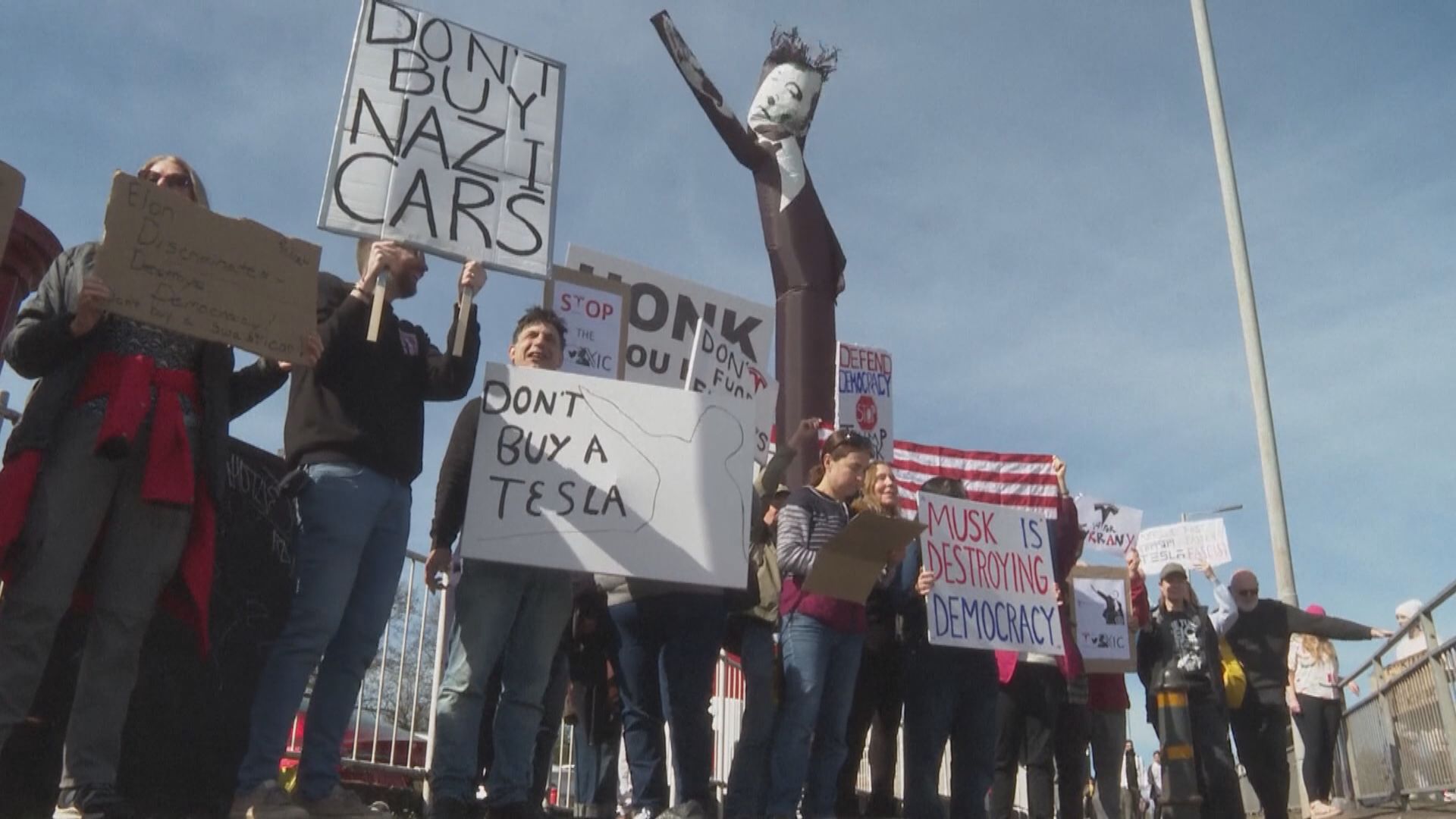 全美多地和英國倫敦爆發抵制Tesla示威