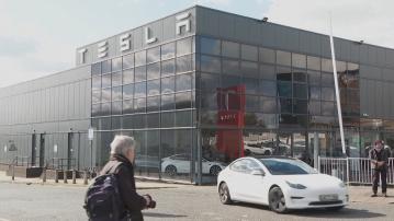 Tesla正式推無人駕駛的士服務　安全監控員坐副駕全程陪同