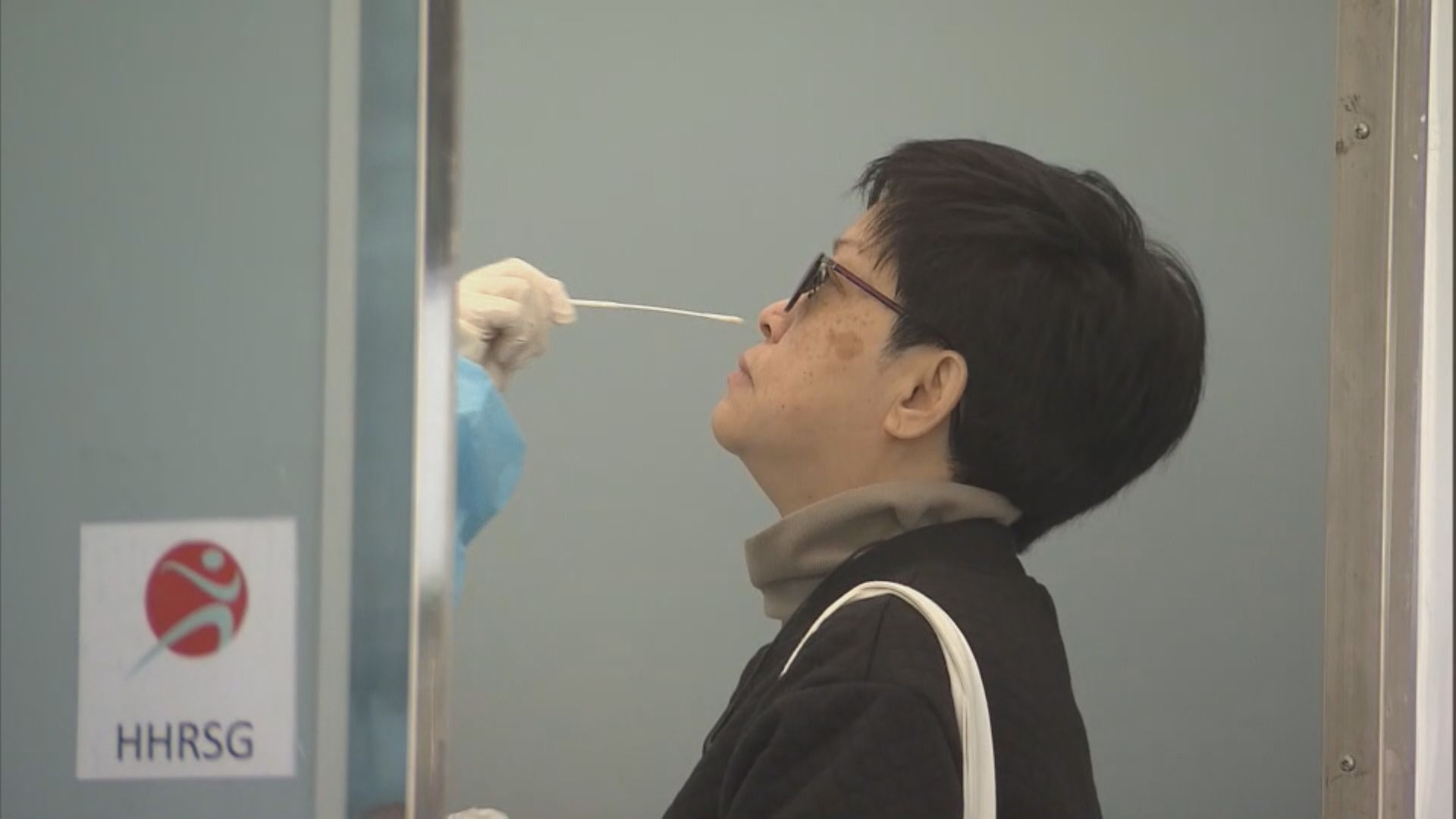 黃大仙設流動採樣亭　有市民開門前排隊等候