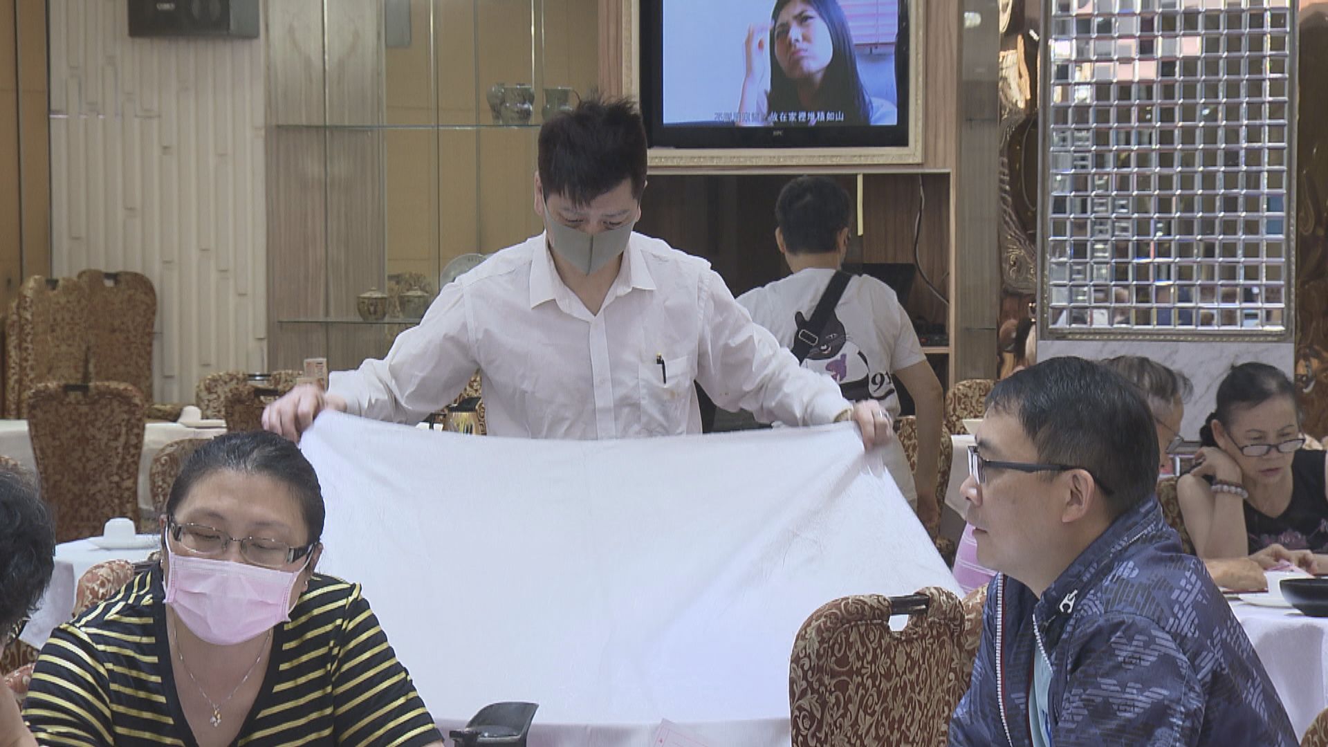 何栢良：憂確診患者工作食肆會出現群組個案