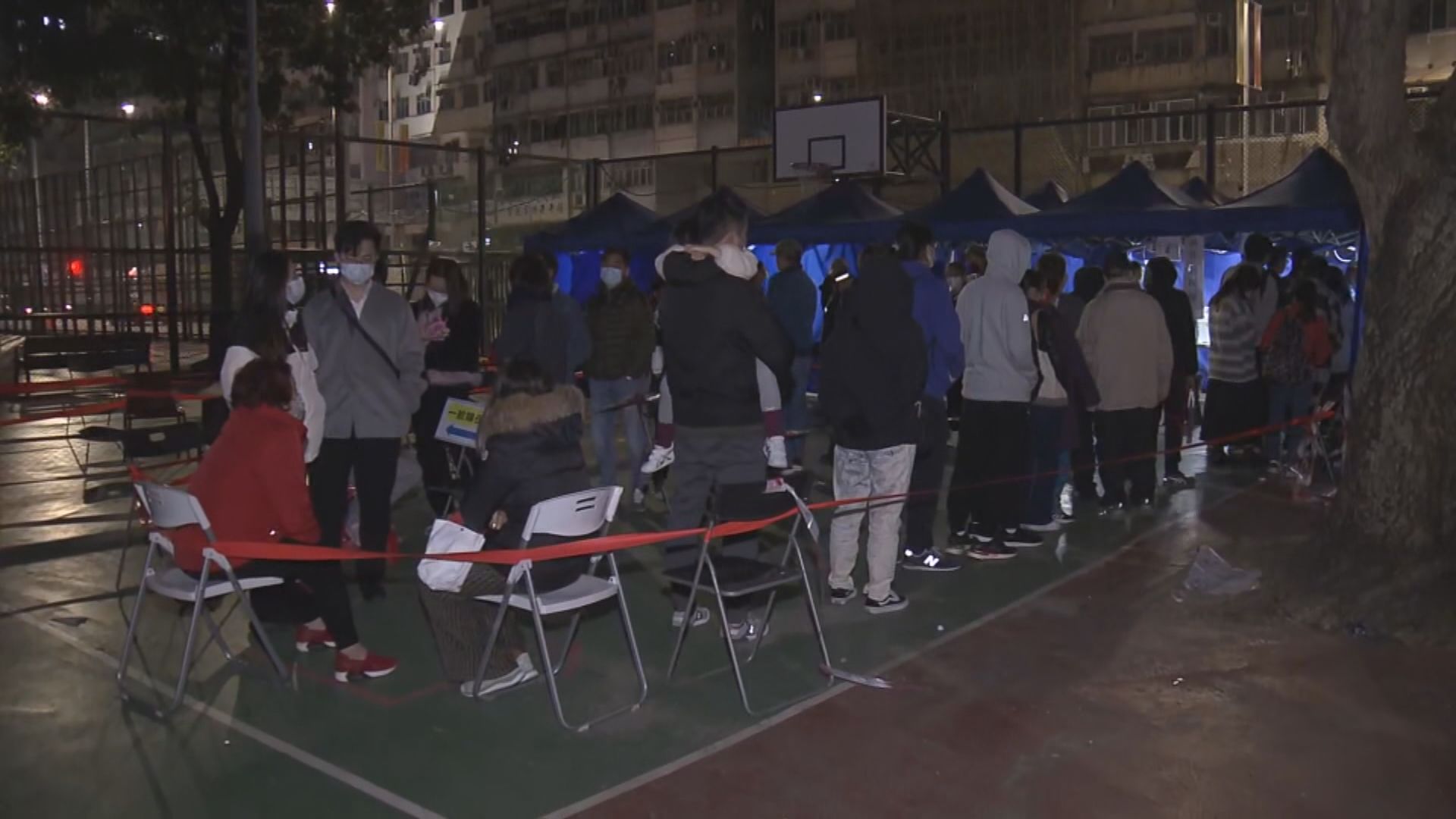深水埗檢測站有約200人通宵排隊做核酸檢測