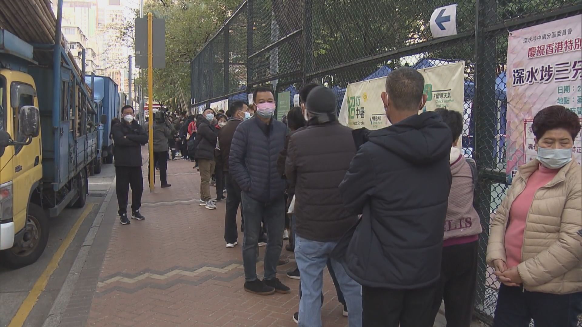 多個檢測站現人龍　楓樹街檢測站昨晚有200人通宵排隊