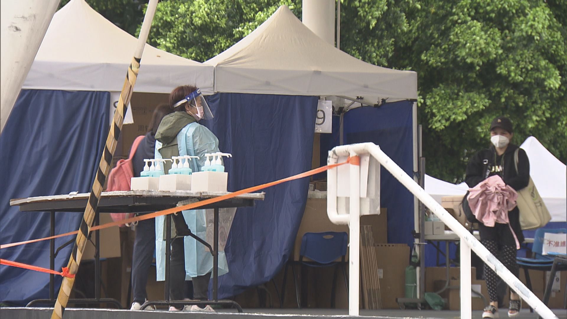 政府恢復發強檢公告　有市民到流動採樣站檢測