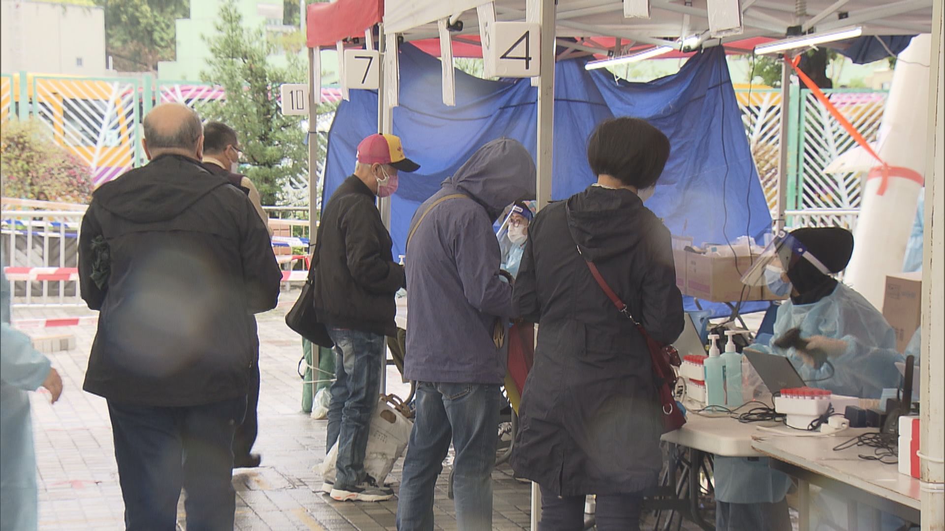 政府恢復發強檢公告　有市民到流動採樣站檢測