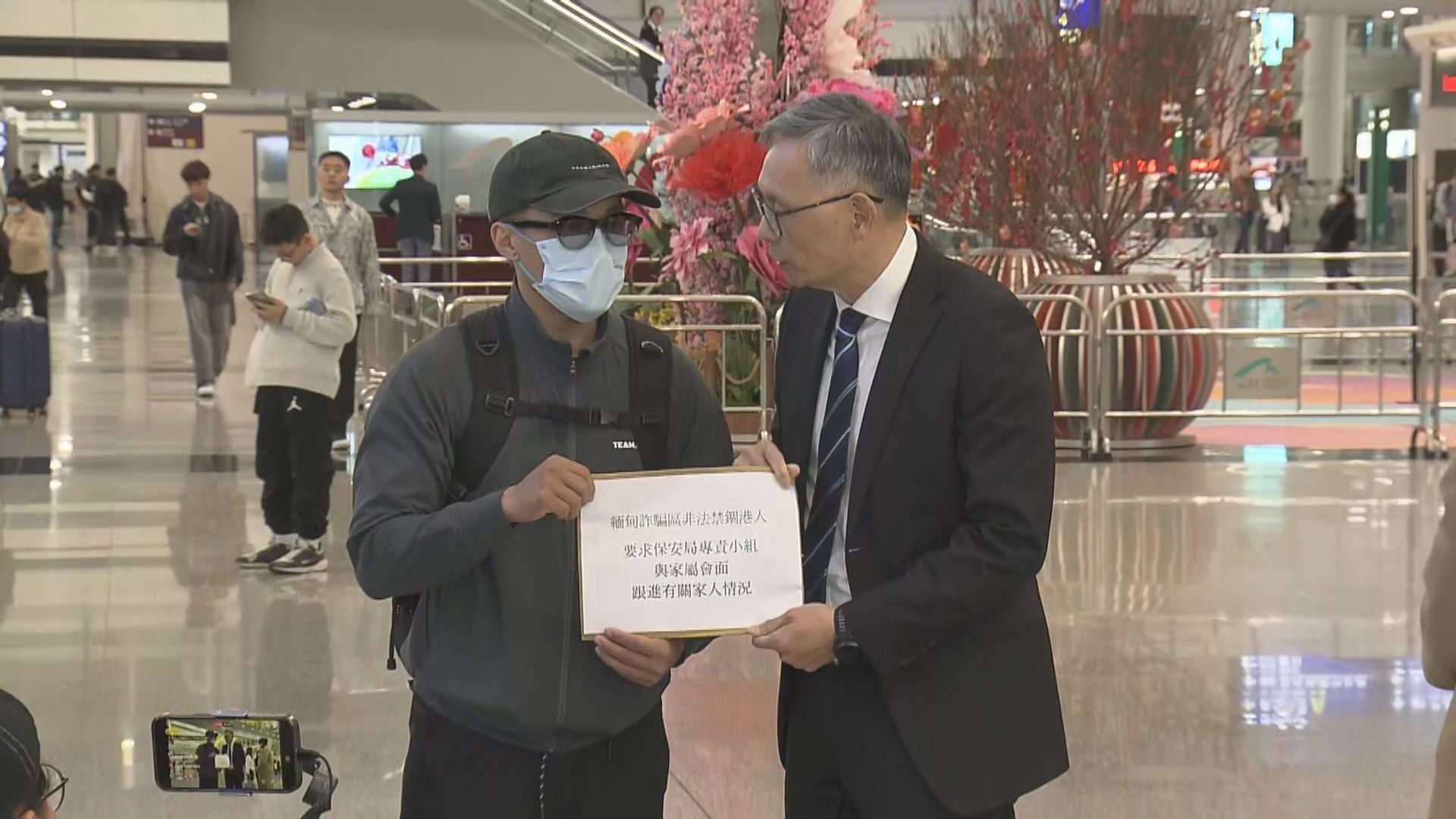 家屬趁卓孝業返港遞信　對未能帶回家人感失落